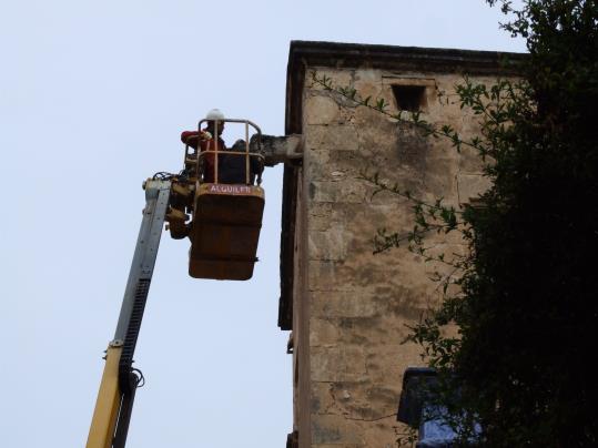 Inspeccionen la gàrgola del Portal del Pardo del Vendrell per la seva restauració. Ajuntament del Vendrell