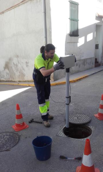 Inspeccionen la xarxa de clavegueram de Castellví amb dispositius telescòpics equipats amb càmeres de vídeo. Cassa