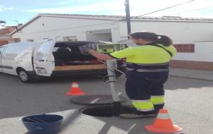 Inspeccionen la xarxa de clavegueram de Castellví amb dispositius telescòpics equipats amb càmeres de vídeo