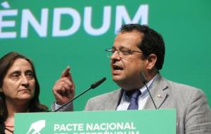 Joan Ignasi Elena i Itziar González, a l'escenari de l'acte del Pacte Nacional pel Referèndum, el 19 de maig de 2017. ACN
