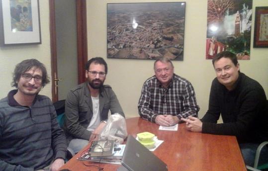 Joan Sans i Alfons Ribas amb els arqueòlegs Dani López i Miguel Tarongi de l’equip d’investigació de la Timba de Santa Bàrbara. Ajuntament de l'Arboç