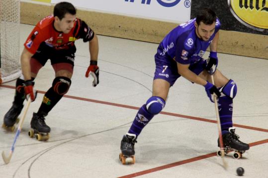 Joan Vázquez controlant la bola, en una acció del partit de la primera volta. Dídac Berlanga