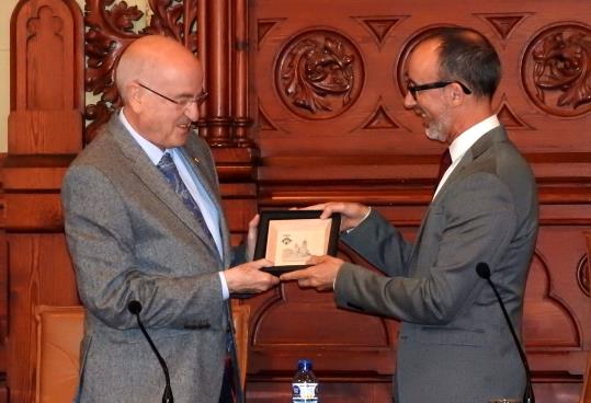 Joan Yll i Martínez i l’Alcalde, Miquel Forns. Eix