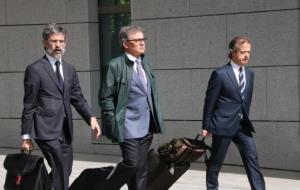 Jordi Pujol Ferrusola amb els seus advocats Cristóbal Martell i Albert Carrillo, a les portes de l'Audiència Nacional. ACN