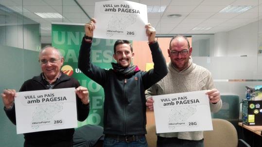 Josep Esteve i Josep Marrugat, membres de la Comissió Permanent Comarcal de l’Alt Penedès, i Eudald Planella, membre d’Unió de Joves Pagesos. EIX