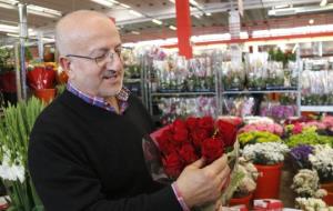 Josep Ruiz, majorista de roses del Mercat de Flor i Planta Ornamental de Catalunya, amb un ram a la seva parada. ACN