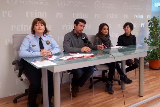 Kenneth Martínez, Regidor d'Educació; Sandra Romero, Agent dels Mossos d'Esquadra; i les pscicòlogues Aroa Mateo, i Neus Navarro. Ajuntament del Vendr