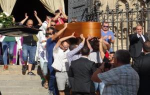 La basílica de Santa Maria de Vilafranca es queda petita per dir l'últim adéu a Pau Pérez. Ramon Filella