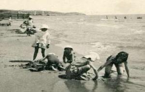 La Biblioteca Víctor Balaguer exposa aquest estiu documents relacionats amb la platja de Vilanova. EIX