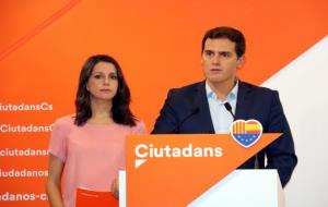 La cap de l'oposició al Parlament, Inés Arrimadas, i el líder de Ciutadans, Albert Rivera, durant la roda de premsa. ACN