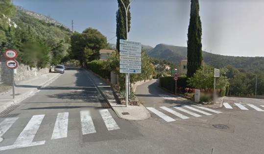 La casa, de dues plantes, es troba al carrer Maria Cristina Güell de de la urbanització Rat penat de Sitges. Google Street View