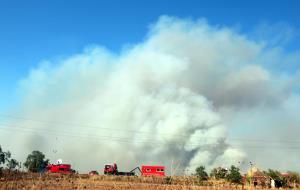 La columna de fum de l'incendi d'Artés és visible des de diversos punts del Bages. Pla general del 5 d'agost del 2017