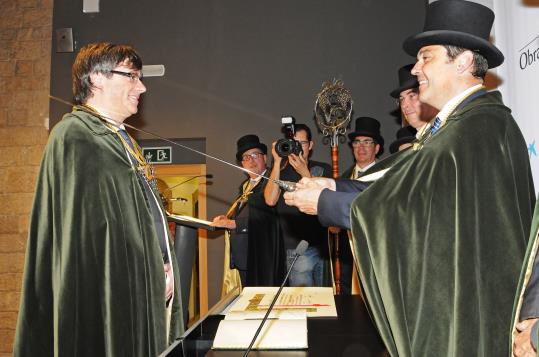 La Confraria del Cava culmina el seu homenatge a Girona investint el president Puigdemont. Confraria del Cava