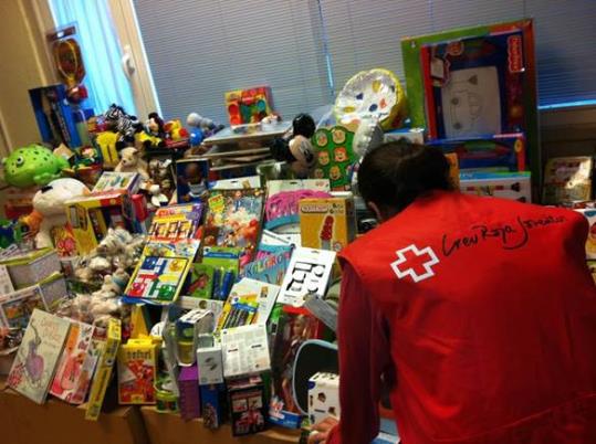 La Creu Roja de Vilanova busca voluntaris per a la nova campanya de recollida de joguines de Nadal. Creu Roja