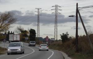 La futura rotonda de la carretera de Gelida a Sant Sadurní està pendent de la retirada d'una xarxa elèctrica. Ramon Filella