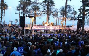 La gent envolta l'escenari central de la manifestació 'Volem acollir', al parc de la Barceloneta