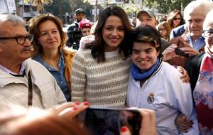 La líder de Cs a Catalunya, Inés Arrimadas, fent-se fotos amb una simpatitzant a Via Júlia de Barcelona, el 9 de novembre de 2017. ACN