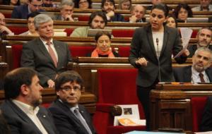 La líder de l'oposició, Inés Arrimadas, en el seu torn de paraula al ple del Parlament el 16 de març de 2016, amb Carles Puigdemont i Oriol Junqueras.