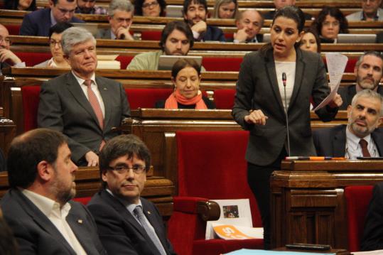 La líder de l'oposició, Inés Arrimadas, en el seu torn de paraula al ple del Parlament el 16 de març de 2016, amb Carles Puigdemont i Oriol Junqueras.