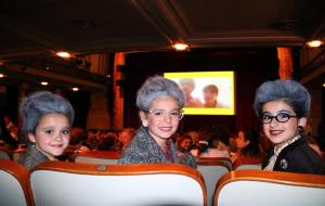 La Martina, la Laura i l'Ariadna, tres 'Teresinetes' de Navàs que han assistit a la 'Teresinada Popular' al Teatre Coliseum de Barcelona