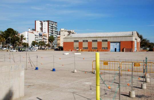 La nau de DRADISA a la plaça del Port. Eix