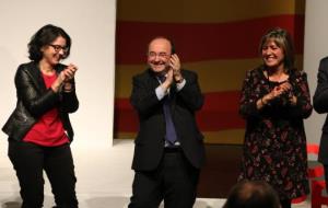 La número dos del PSC el 21-D, Eva Granados, ballant amb el cap de llista, Miquel Iceta, i l'alcaldessa de l'Hospitalet, Núria Marín. ACN