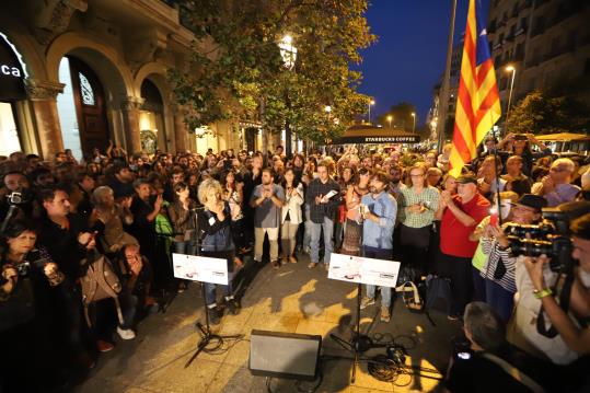 La periodista Mònica Terribas i el seu company de professió Jordi Évole durant la lectura d'un manifest a favor de la llibertat d'expressió. ACN