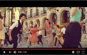 La plaça de la Vila, a ritme de swing, protagonista del nou anunci de Vichy Catalan. EIX