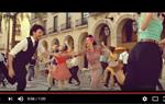 La plaça de la Vila, a ritme de swing, protagonista del nou anunci de Vichy Catalan. EIX