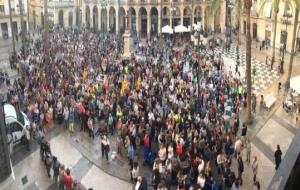 La plaça de la Vila s'omple per mostrar el suport ciutadà a l'alcaldessa davant la querella de la Fiscalia. PdeCat