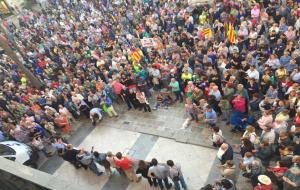 La plaça de la Vila s'omple per mostrar el suport ciutadà a l'alcaldessa davant la querella de la Fiscalia