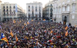 La Plaça Sant Jaume, aquest divendres a la tarda després de la proclamació de la República catalana. ACN / Laura Busquets
