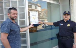 La Policia Municipal fa difusió de la campanya de conscienciació de no comprar al top manta. Ajuntament del Vendrell