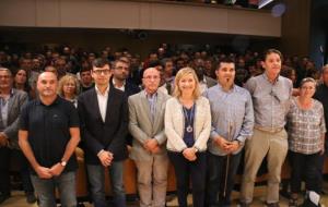 La presidenta de l'AMI i alcaldessa de Vilanova i la Geltrú, Neus Lloveras, al centre de la imatge acompanyada dels 200 convidats . ACN