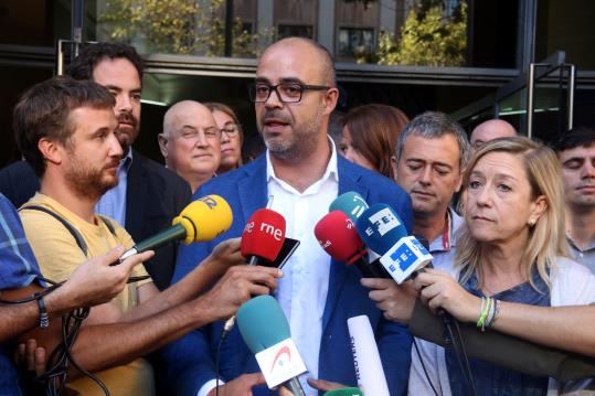 La presidenta de l’AMI, Neus Lloveras, i de l’ACM, Miquel Buch, en declaracions als mitjans de comunicació aquest 13 de setembre . ACN