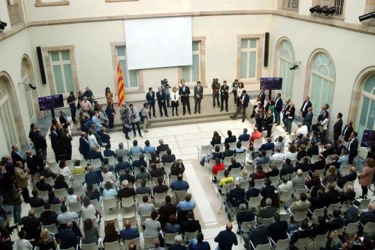 La presidenta de l'AMI, Neus Lloveras, i el president de l'ACM, Miquel Buch, reben l'aplaudiment de 250 càrrecs electes a l'auditori del Parlament. AC