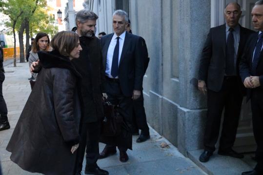 La presidenta del Parlament, Carme Forcadell, entrant amb el seu advocat, Andreu van den Eynde, al Suprem el 9 de novembre de 2017. ACN