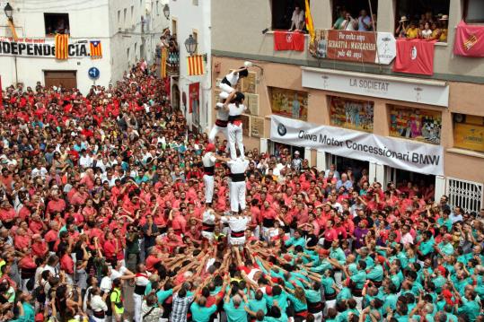 La recent creada colla local de la Bisbal del Penedès, els Bous, han descarregat un castell de sis. ACN