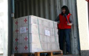 La tècnica Acció Humanitària Creu Roja Catalunya Bàrbara Díaz supervisa el carregament del material humanitari al camió aparcat davant el magatzem. AC