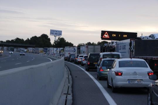 L'accident entre dos camions a l'AP-7, a Banyeres del Penedès, causa retencions abans d'arribar al desviament aquest 10 de gener del 2017. ACN