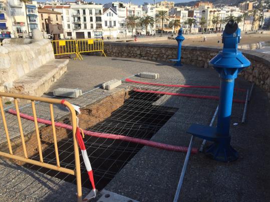 L'acció de les onades obre un esvoranc a la Torreta de Sitges. Ajuntament de Sitges