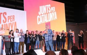 L'actor Joan Lluís Bozzo, candidat de JxCat, llegeix el nom dels membres de la llista, durant l'acte d'inici de campanya, el 4 de desembre de 2017 . A