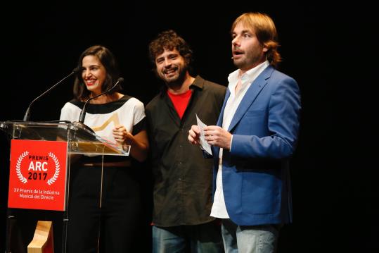 L'actor Quim Masferrer entrega un dels premis Arc que atorga la indústria de la música en directe el 5 de desembre del 2017. ACN
