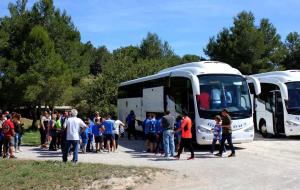 L'afició pujant als autobusos que els duran a l'Hospitalet