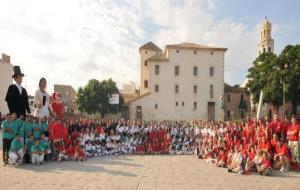 L'Agrupació de Balls Populars de Cubelles presenta per Sant Jordi el llibre dels 20 anys. EIX