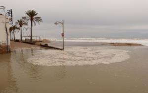 L'aigua ha arribat fins a les cases a les platjes del Vendrell, com Sant Salvador i Coma-ruga