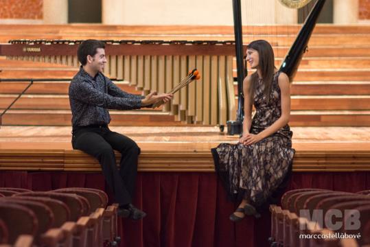 L’arpa d’Esther Pinyol i la marimba de Ferran Carceller s’uneixen en el segon concert del Cants i Sons a Lluna. EIX