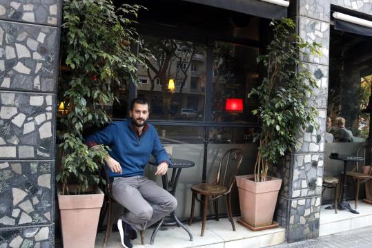 L'autor del llibre, Guillem Sànchez, assegut en una taula exterior del Cafè de les Paraules, on va tenir la primera trobada amb el pare d'una víctima.