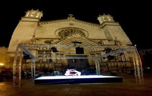 Les etiquetes dels vins Cultivare es confeccionen amb una performance a la Plaça de Jaume I de Vilafranca del Penedès