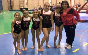 Les gimnastes del CE Vendrell amb Elisabeth Serrano entrenadora de la secció. Eix